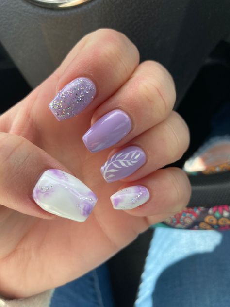 Birthday Nails Marble, Prom Nails Purple Lavender, Light Purple Prom Nails Lavender, Lavender Silver Nails, Light Purple And Silver Nails, Lavender Nail Designs, Lavender Nails With Glitter, Lavender Nails With Glitter Accent, Purple Marble Nails