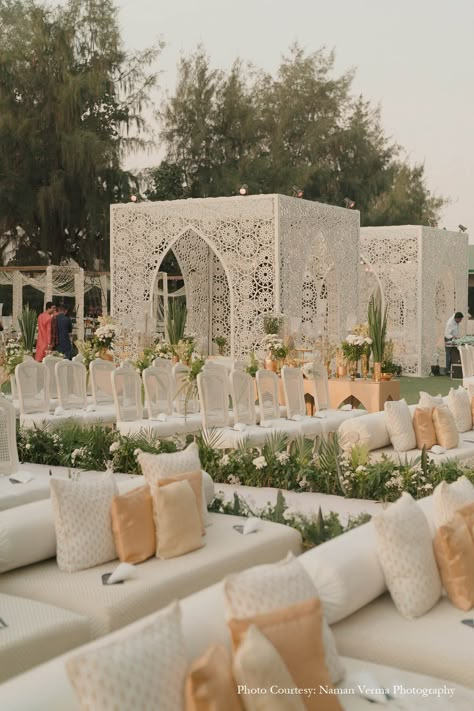 White Wedding Mandap, Indian Wedding Decoration Ideas, Wedding Decorations Indian, Wedding Decor Indian, Decor Indian Wedding, Indian Wedding Venue, Nikah Decor, Indian Wedding Decor, Wedding Entrance Decor