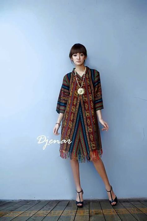 Tenun Model Dress Tenun, Tenun Fashion Inspiration, Tenun Ikat Dress, Tenun Dress, Mode Batik, Dress Muslim Modern, Thai Silk Dresses, Batik Kebaya, Tenun Ikat