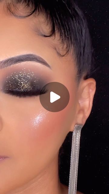 Makeup Look For Concert, Dark Make Up Looks Eyeshadows, Men In Black Makeup Look Women, Cheer Comp Makeup Looks, Easy Black Eyeshadow Looks, Black Smokey Eye Makeup Step By Step, Simple Concert Makeup, Glam Makeup For Brown Eyes, Black Tie Makeup Looks