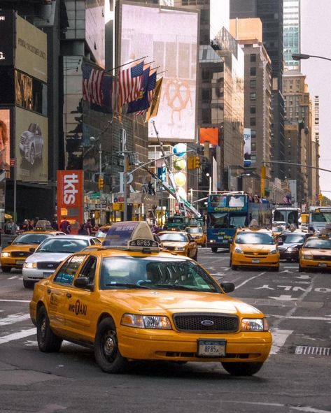 Nyc Taxi, London Taxi, London Aesthetic, Airport Travel, Grand Prairie, Airport Transportation, Disney Magic Kingdom, Taxi Cab, New York Life