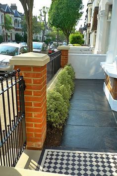 Curb Appeal! – littlethingsblog Victorian Front Garden, Front Garden Ideas Driveway, Terrace House Exterior, Garden Ideas Driveway, Garden Design London, Small Front Gardens, Small Courtyard, Courtyard Gardens, Victorian Terrace House