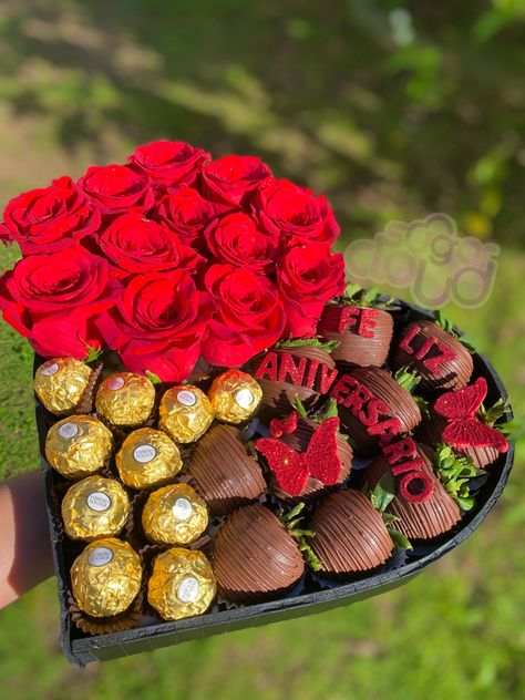 Chocolate covered strawberries, Ferrero Rocher, red roses & black heart shaped box. Heart Box Chocolate Covered Strawberries, Valentine Chocolate Covered Strawberries, Ideas Aniversario, Valentine Strawberries, Strawberry Box, Strawberry Gifts, Valentine's Day Gift Baskets, Birthday Basket, Red Chocolate