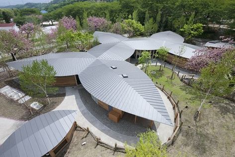 The "forest café" locates in a dude ranch on the same site of The Hara Museum Ark, which is a famous modern art museum in Japan. The space is... Leaf Roof Design, Leaf Architecture, Famous Modern Art, Biomimicry Architecture, Forest Cafe, Modern Art Museum, Pavilion Architecture, Roof Architecture, Architecture Design Sketch