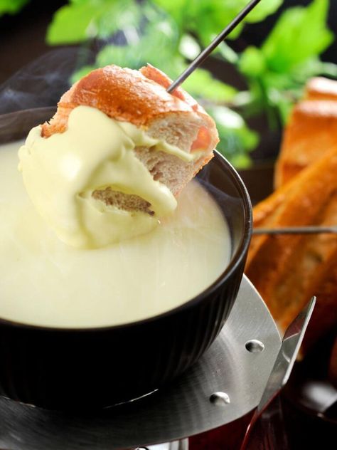 Pioneer Woman Slow Cooker Cheese Fondue - Delish Sides Brie Fondue, Crockpot Fondue, Cheese Fondue Dippers, Easy Fondue Recipes, Best Cheese Fondue, Fondue Dippers, Easy Fondue, Fondue Dinner, Fondue Recipes Cheese