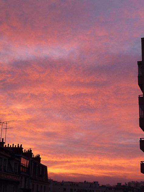 Ciel rouge au lever du soleil sur Paris  http://www.pariscotejardin.fr/2012/11/ciel-rouge-au-lever-du-soleil-sur-paris/ Paris Background, Editing Video, Love Backgrounds, Sky Pictures, Beach Wallpaper, Pretty Sky, Aesthetic Photography Nature, Editing Background, Instagrammer