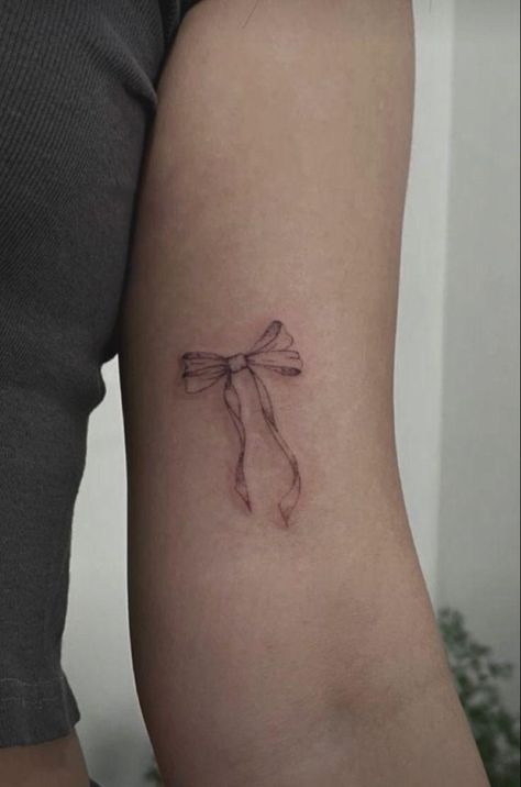 Fine Line Bow Tattoo, Tiny Bow Tattoo, Simple Dainty Tattoos, Small Bow Tattoos, Tattoo Sonne, Bow Tattoo Designs, Bow Tattoo, Small Pretty Tattoos, Cute Tiny Tattoos