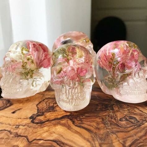 Skulls With Flowers, Epoxy Resin Crafts, Skull Decor, Diy Resin Art, Diy Resin Crafts, Skull And Bones, Skull Art, Resin Diy, Resin Jewelry