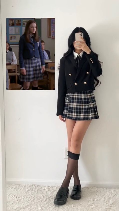 tiktok: fitsandbits Gossip Girl Uniform, Recreating Outfits, Abi Motto, Gilmore Girls Outfits, Movies Fashion, School Uniform Fashion, School Uniform Outfits, 90s Tv, Royal Outfits