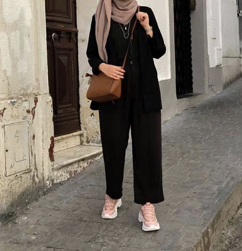 Black Shirt Hijab Outfit, Black Outfit Hijab Casual, Black Hijabi Outfits, Black Shirt Outfits, Modest Casual Outfits, Summer Shopping, Modest Fashion Hijab, Muslim Outfits Casual, Stylish Short Dresses