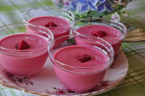 Mennonite Girls Can Cook: Chilled Raspberry Soup Raspberry Soup, Chilled Soups, Alaskan Food, Quick Crockpot Meals, Mennonite Girls Can Cook, Mennonite Recipes, Chilled Soup, Culinary Classes, Raspberry Recipes