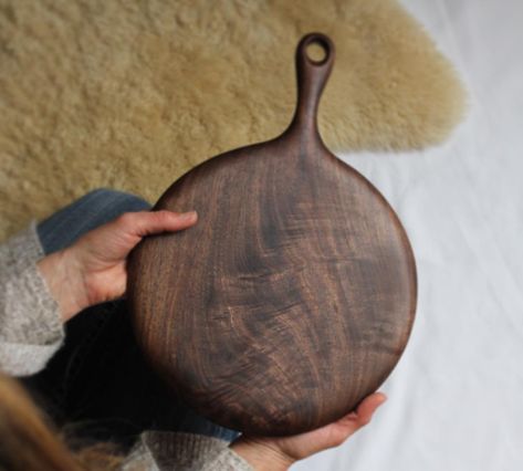 A finished walnut board that shines after the oil. ✨✨Enjoy your weekend! . . . #nothingisordinary #woodcraft #onthetableproject… Wood Spoon Carving, Walnut Board, Kiwi Bird, Kitchen Board, Wooden Chopping Boards, Wood Plate, Enjoy Your Weekend, Woodworking Guide, Bodo