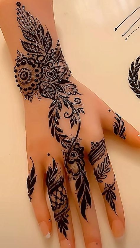 #hennaart #hennadesign #hennatattoo #hennainspiration #hennalove #hennalife #hennapattern #hennamakeup #hennaparty #hennahair Cute Henna Tattoos, Henna Style Tattoos, Henna Inspo, Cute Henna, Henna Tattoo Hand, Henna Tattoo Designs Hand, Black Henna, Simple Mehndi Designs Fingers, Henna Style