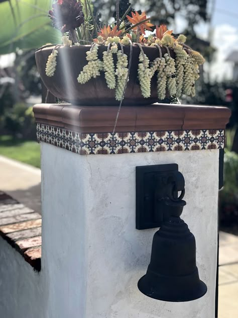 Create your own Spanish Style pilaster cap using one square Saltillo floor tile and terracotta chair rails all cut to size to edge top. Use a matching grout color to make it look more like a seamless piece. Border again with your favorite talavera tile and there you have it - old world style to dress-up pilasters or columns. These pieces purchased at Tierra Y Fuego in San Diego, CA. Spanish Style Front Steps, Entrance Gates Driveway Spanish Style, Spanish Style Retaining Wall, Spanish Style Fence Ideas, Spanish Mailbox Ideas, Spanish Driveway Gate, Front Courtyard Ideas Entryway Spanish, Spanish Style Gate, Spanish Style Shed