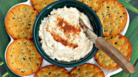 A savory blend of onion salt and Worcestershire sauce is blended with softened cream cheese and sour cream with canned chicken in this easy spread. Chicken Spread Recipe, Chicken Spread, Smoked Salmon Spread, Cream Cheese Spread Recipes, Cheese Spread Recipes, Salmon Spread, Can Chicken Recipes, Creamy Asparagus, Cheese Dip Recipes