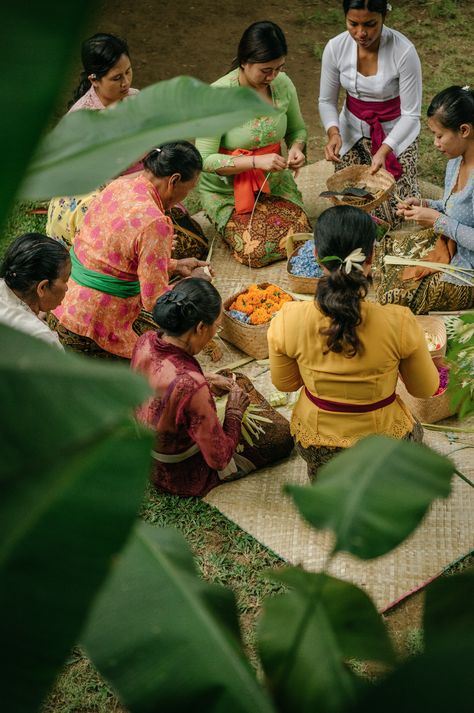 Women chain weavers practice the time-honored tradition of weaving by transforming natural materials into offerings #Bali #JohnHardy Balinese Aesthetic, Melayu Tradisional, Weaving Aesthetic, Weaving Photography, Indonesian Aesthetic, Indonesian Traditional Clothes, Bali Women, Indonesia Traditional Clothes, Bali People