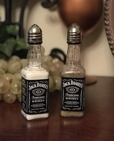 Old Liquor Bottles, Bottles Craft, Alcohol Bottle Crafts, Whiskey Bottles, Jack Daniels Bottle, Liquor Bottle Crafts, Glass Bottle Diy, Alcohol Bottles, Diy Bottle Crafts