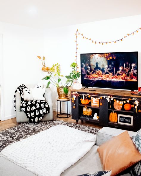 It’s finally the BER months, so now it’s socially acceptable to be all decorated for Halloween! I won’t lie if you’re new here, I’ve been decorated since the end of July! But over here we do what makes us happy and we give them pumpkin to talk about! 🎃 So orange you excited for Halloween? 🎃🎃🧡🧡 Halloween Decor | Halloween Living Room Decor | Fall Decor | Fall Florals | Living Room | Spooky Decor | Skeleton Home Decor | Halloween 2024 | Happy Halloween | Spooky Season #happyhalloween #hallow... Halloween Decorations Tv Stand, Halloween Sofa Decor, Halloween Tv Stand, Halloween Decor Tv Stand, Minimal Halloween Decor Living Room, Halloween Party Living Room, Halloween Decorations Living Room, Apartment Halloween Decor, Spooky Living Room