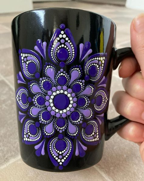 Cup Mandala Art, Tea Cup Mandala Art, Dot Art Painting On Cup, Dot Art On Mugs, Mandala Dot Art On Mugs, Mandala Art On Mug, Acrylic Painting Rocks, Old Cd Crafts, Dotted Mandala Mugs