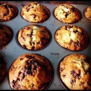 Easy Banana Chocolate Chip Muffins - breakfast on the go for kids Easy Banana Chocolate Chip Muffins, Banana Choc Chip Muffins, Choc Chip Muffins, Banana Muffin Recipe, Banana Chocolate Chip Muffins, Banana Chocolate, Breakfast On The Go, Banana Chocolate Chip, Chocolate Chip Muffins