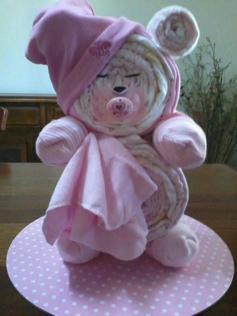 Sleepy bear nappy cake  No instructions its my personal design ☺ Bear Diaper Cake, Diy Baby Shower Gift, Diy Diaper Cake, Fiesta Shower, Diaper Gifts, Idee Babyshower, Diaper Cake Ideas, Nappy Cake, Baby Shower Crafts