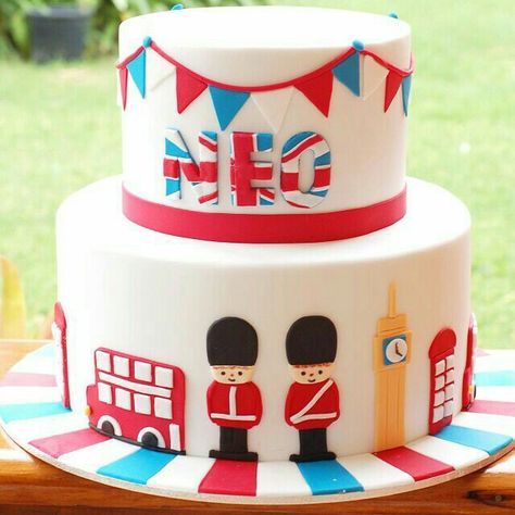 Ingles London Bus Cake, London Birthday Cake, London Cake Ideas, England Cake, Queens Birthday Cake, Jubilee Cake, London Birthday, British Cake, British Party