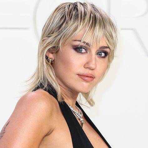 Miley Cyrus pulled out all the stops for her highly anticipated NYE show. Check out her super sexy ab-baring cutout dress on SheFinds.com Miley Cyrus Long Hair, Edgy Updo, Miley Cyrus Show, Kitty Photos, Cody Simpson, High Fashion Looks, Liam Hemsworth, Joe Jonas, Sophie Turner