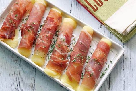 Prosciutto-Wrapped Mozzarella - Healthy Recipes Blog Prosciutto Roll, Charcuterie Lunch, Prosciutto Appetizer, Mozzarella Appetizers, Oven Roasted Salmon, Prosciutto Recipes, Awesome Appetizers, Prosciutto Wrapped, Heart Of Palm