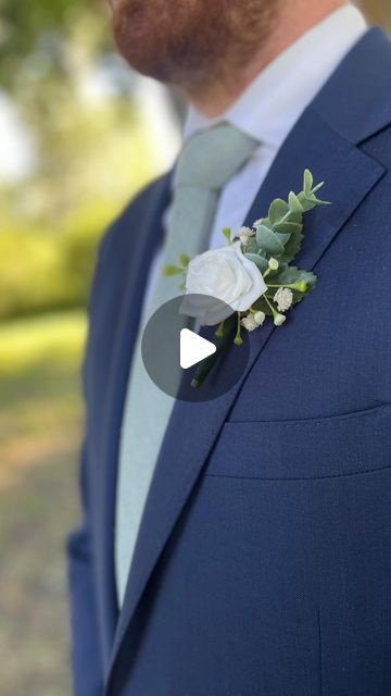 RICH FLORAL STUDIO │ MAGNETIC BOUTONNIERES on Instagram: "Magnetic boutonnières are the way of the future! 🙌🏼  It has been so exciting to watch the trend for magnetic boutonnières grow recently! They make it so easy to put the boutonnière on, ensure the flowers stay upright, do not put unnecessary holes in the men’s suit, are easily adjustable, and make the boutonnière fastening process better in every way.   With our magnetic boutonnière clips, we are even able to engrave them with custom names and dates to add a special, unique touch to each bout! ✨  If you would like to try our clips to add to your own boutonnières, comment “Ditch the Pins!” and I’ll send you a link to get a sample for only $1 + shipping today! 🤍  #magneticboutonniere #richfloralstudio #cliponboutonnieres #boutonnier Magnet Boutonniere, Grooms Flowers Boutonniere, Boutinere Ideas Groomsmen, Mens Boutineers Wedding, Magnetic Boutonniere, Wedding Groom Boutonniere, Boutineer Ideas, Lapel Flower Wedding, Boutineer Wedding