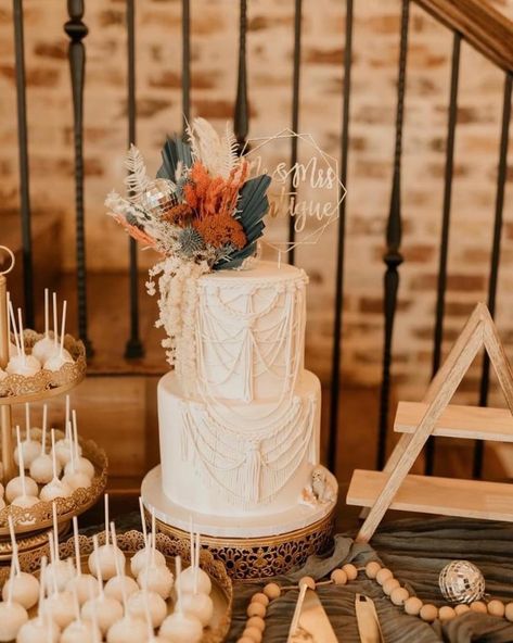 Blue Flowers Cake, Flower Cake Decor, Western Wedding Cakes, Dried Flower Cake, Orange Wedding Cake, Boho Cake, Boho Wedding Cake, Western Themed Wedding, Boho Wedding Bouquet