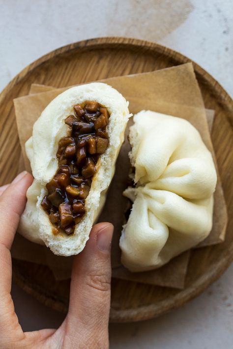 Vegan char siu bao is a meatless take on the famous Chinese sticky pork buns. They are fluffy with a sticky sweet-savoury centre and not difficult to make either. Char Siu Bao, Resep Vegan, Siu Bao, Pork Bun, Lazy Cat Kitchen, Sticky Pork, Cat Kitchen, Mapo Tofu, Pork Buns