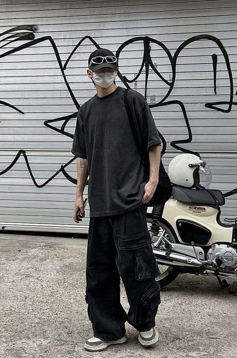 Baggy Street Wear Men, Boys Streetwear Aesthetic, Black Cargo Pants Outfit Street Style, Aesthetic Baggy Outfit, Cargo Pants Outfit Street Style, Black Cargo Pants Outfit, Outfit Cowo, Aesthetic Guy Outfits, Techwear Men