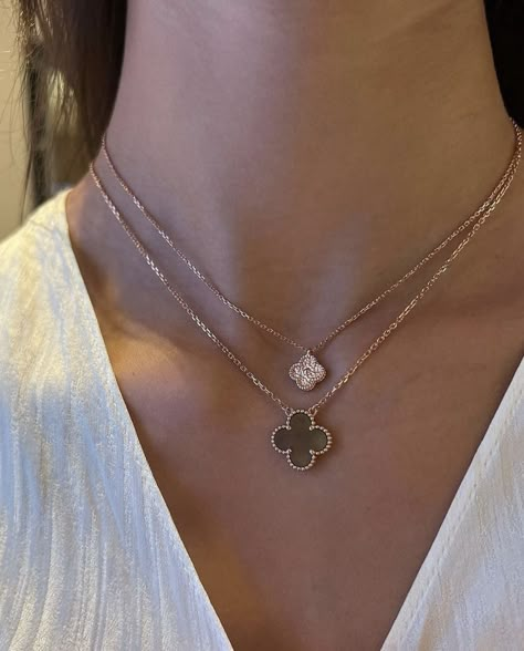 Van Cleef Alhambra, Van Cleef Necklace, Van Cleef And Arpels Jewelry, Four Leaf Clover Necklace, Clover Pendant, Luxe Jewelry, Jewelry Accessories Ideas, Clover Necklace, Classy Jewelry