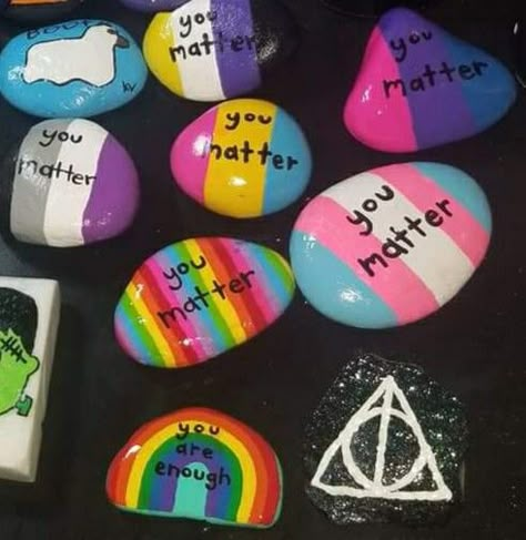 Rainbow Painted Rocks Ideas, Pride Rock Painting Ideas, Gsa Club Crafts, Lgbtq Club Activities, Pride Art Projects, Pride Things To Make, Queer Painting Ideas, Crafts For Pride Month, Lgbtq Painted Rocks