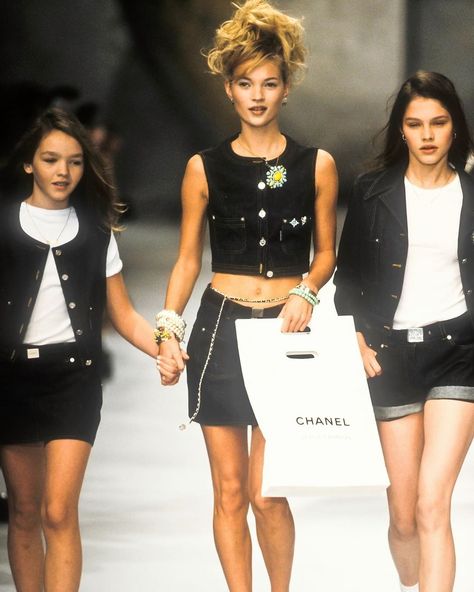 Kate Moss Runway, Lonneke Engel, Chanel Runway, 90s Runway Fashion, 90s Supermodels, Vest Crop Top, 90s Models, Chanel Spring, Cropped Vest