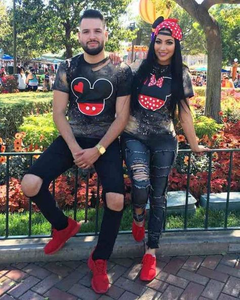 Disneyland Couples Outfits, Disney Couple Outfits, Disney Çiftleri, Boyfriend Girlfriend Shirts, Couple Outfits Matching, Disney Couple Shirts, Couple Outfit Ideas, Couple Matching Outfits, Disneyland Outfits