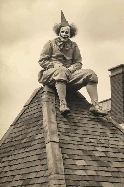 Creepy Old Photos, Chasing Money, Creepy Photography, Pierrot Clown, Dark Circus, Clown Horror, Creepy Vintage, Creepy Photos, Creepy Images