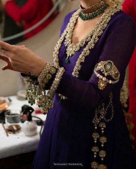 Mahira Khan Wedding, Mahira Khan Dresses, Perfect Playlist, Casual Bridal Dress, Velvet Dress Designs, Mahira Khan, Desi Fashion Casual, Pakistani Fashion Party Wear, Indian Dresses Traditional