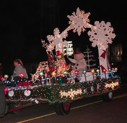 Holiday Parade Floats, Parade Float Theme, Christmas Parade Float Ideas, Christmas Floats, Christmas Parade Ideas, Parade Float Decorations, Christmas Trailer, Santa Claus Parade, Parade Float Supplies