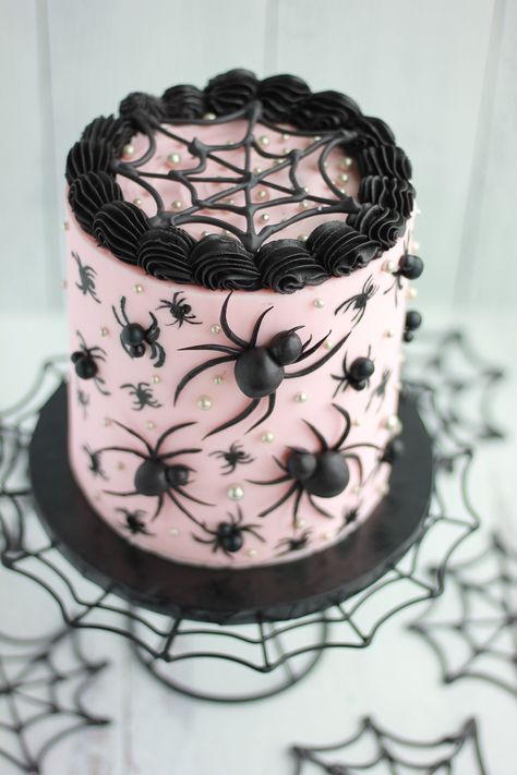 Spider Glam Cake - Baking with Blondie Halloween Cake Ideas, Spider Web Cake, Spooky Halloween Cakes, Halloween Torte, Pasteles Halloween, Spider Cake, Spooky Cake, Halloween Birthday Cakes, Halloween Cake Decorating