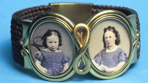 Leave it to the Victorians to make a bracelet of woven hair. Animal Taxidermy, Image Film, Asian History, Post Mortem, Memorial Jewelry, Victorian Jewelry, Memento Mori, Victorian Era, Wearing Black