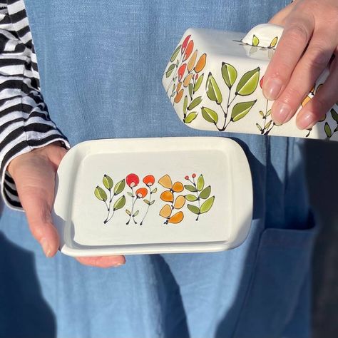 Ceramic Butter Dish Painting Ideas, Painted Butter Dish Ideas, Butter Dish Painting Ideas, Hand Painted Butter Dish, Painted Butter Dish, Pottery Painting Butter Dish, Butter Dish Pottery Painting, Butter Dish Pottery, Draw Leaves