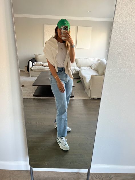 Jeans And Hat Outfit Baseball Caps, Cute Outfits With Baseball Caps, Grey Cap Outfit, White Baseball Cap Outfit, White Cap Outfit, Outfits With Baseball Cap, Ball Cap Outfits, Cap Outfits For Women, White Top Jeans