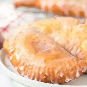 Fried apple pies - Desserts On A Dime Cherry Cheesecake Recipe, Peach Crisp Recipe, Apple Pie Recipe Homemade, Fried Apple, Apple Pie Filling Recipes, Fried Apple Pies, Thanksgiving Pie Recipes, Homemade Cherry Pies, Fried Dessert