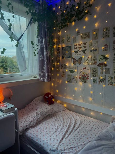 A comfy looking, aesthetic bedroom, with fairy lights and vines along the ceiling and walls. Perfect sleep room for teenagers. Fairy Lights And Vines, Fairy Lights For Bedroom, Hanging Fairy Lights, Girly Room Decor, Diy Room Decor For Teens, Comfy Bedroom, Fairy Lights Bedroom, Lights For Bedroom, Girly Room