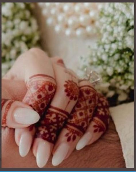 Wedding Nails With Mehndi, Nails For Nikkah, Nails For Engagement Indian, Nail Inspo For Engagement, Celebrity Wedding Nails, Wedding Nails Design Indian, Engagement Nails Indian, Indian Wedding Nails Design, Shaadi Nails