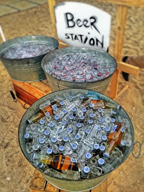 Beer Station with vintage metal basins and wooden boxes Party Beer Station, Self Serve Beer And Wine Station, Beer Station Party, Beer Station Wedding, Wedding Beer Station, Beer Station, Farm Wedding Reception, Wedding Drink Station, Party Snacks Easy