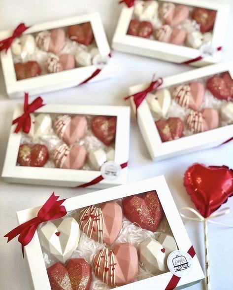 Chocolate San Valentin, Homemade Chocolate Bars, Online Chocolate, Valentines Baking, Cake Pop Decorating, Mini Torte, Pinata Cake, Dessert Gifts, Gifts To Make