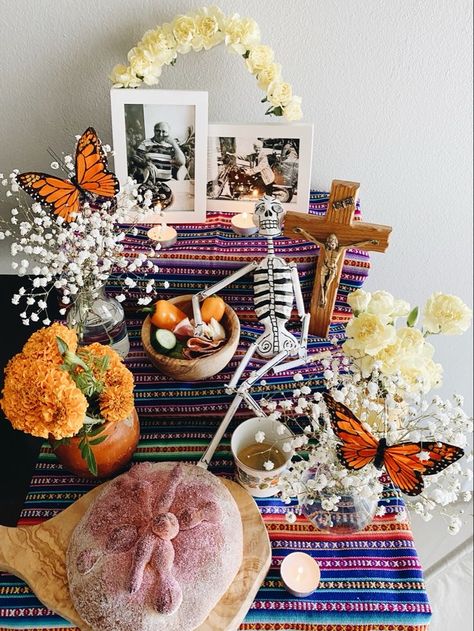 Small Ofrenda Table Ideas, Modern Ofrenda Ideas, Ofrenda At Wedding, Diy Day Of The Dead Altar, Mini Ofrenda Ideas, Day Of The Dead Ofrenda Altars, Ofrenda For Dog, Day Of The Dead Alters Ideas Diy, Day Of The Dead Altar Diy