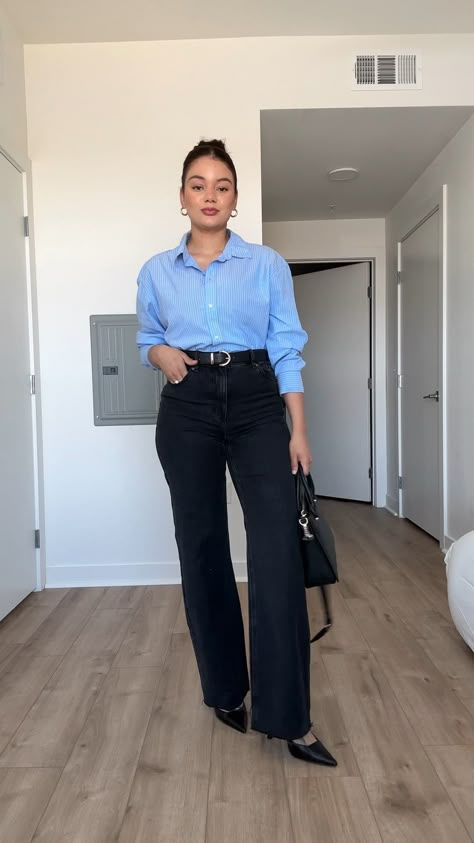 Blue Top Work Outfit, Blue Button Down Shirt Outfit Work, Dark Blue Shirt Outfit Woman, Smart Casual Office Wear, Blue Blouse Outfit, Outfit Viaje, Corporate Fits, Blue Work Blouse, Outfit Trabajo